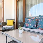 Blue Lagoon Seafront Apartment *