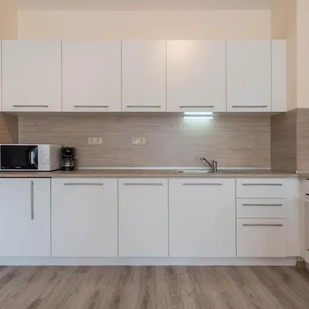 Blue Lagoon Seafront Apartment Warna