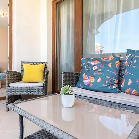 Blue Lagoon Seafront By Linas Apartment *
